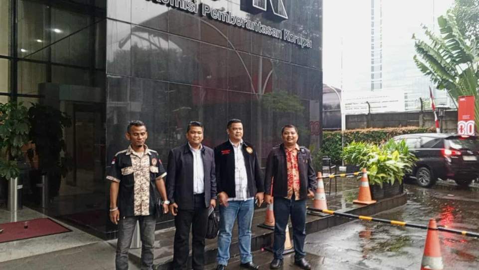 LSM KOREK saat datangi KPK untuk sampaikan laporan pengaduan dugaan korupsi terkait kasus Nikita Mirzani. (Dok. Istimewa)